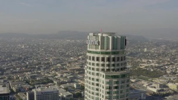 AERIAL: Primo piano del US Bank Skyscraper Top, Heli Pad nel centro di Los Angeles, California con bella luce del sole, cielo blu , — Video Stock