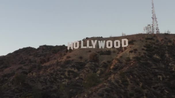 AERIAL: Hollywood-Zeichen bei Sonnenuntergang, Los Angeles, Kalifornien — Stockvideo