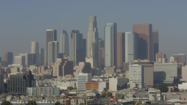 AERIAL: Mot centrum Los Angeles med konstruktioner och bilar, trafik, dagsljus — Stockvideo