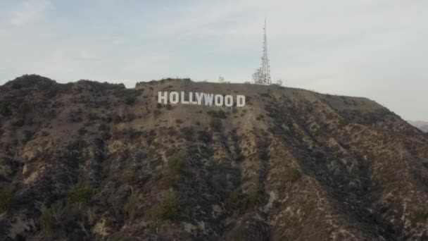 AERIAL: Weitwinkelaufnahme von Hollywood-Buchstaben bei Sonnenuntergang, Los Angeles, Kalifornien — Stockvideo