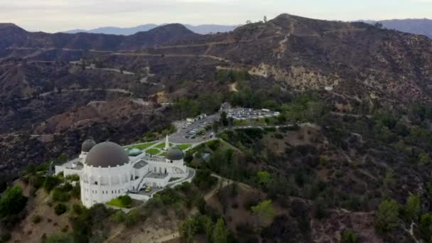 AERIAL: Over Griffith Observatory com Hollywood Hills em Daylight, Los Angeles, Califórnia, Cloudy — Vídeo de Stock