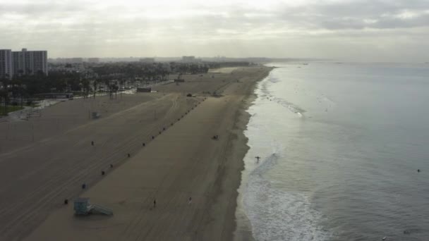 AERIAL: Vuelo sobre Venice Beach con olas por la mañana, Los Ángeles, California — Vídeo de stock