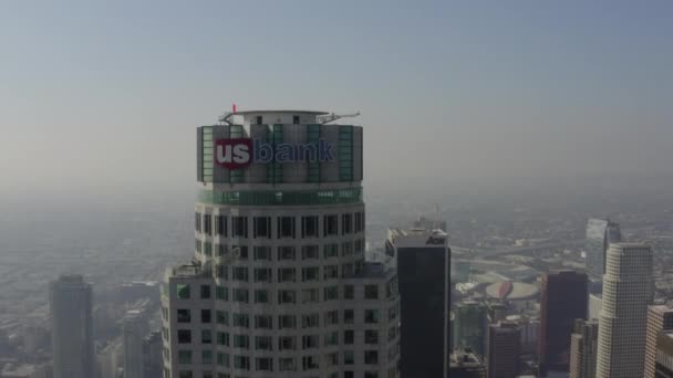 Närbild av US Bank Tower, Cirkling Skyskrapan i Los Angeles, Kalifornien, Daylight — Stockvideo