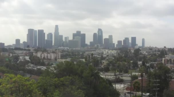 AERIAL: Echo Park hacia el centro de Los Ángeles, California con palmeras y autopista, nublado — Vídeos de Stock