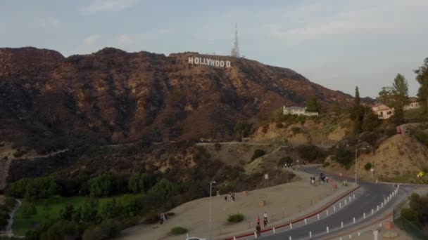 Brett skott flyger mot Hollywood Sign Letters vid Sunset, Los Angeles, Kalifornien. — Stockvideo