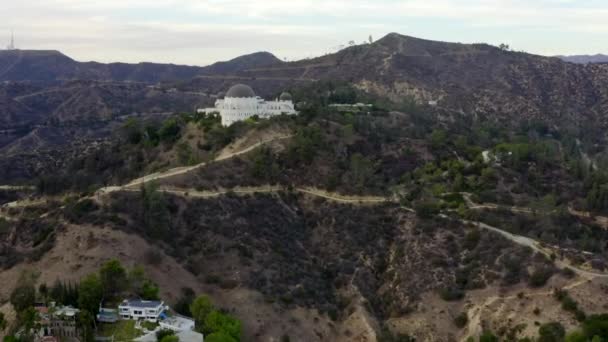 AÉRIAL : Observatoire Griffith avec Hollywood Hills à la lumière du jour, Los Angeles, Californie, Nuageux — Video
