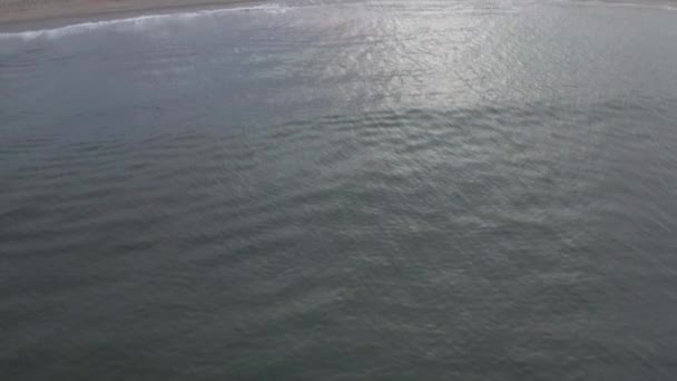 AERIAL: Hacia Venice Beach Skatepark desde el océano con agua, olas por la mañana, Cloudy Los Angeles, California — Vídeos de Stock