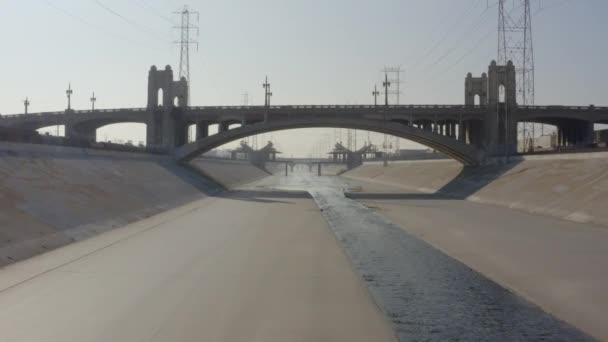 AÉRIAL : Voler à LA River, Los Angeles, Californie, Lumière du jour — Video