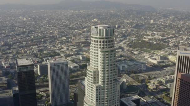 AERIAL: Close up of US Bank Skyscraper Top, Heli Pad in Downtown Los Angeles, California with pretty sunning, blue sky, — стокове відео