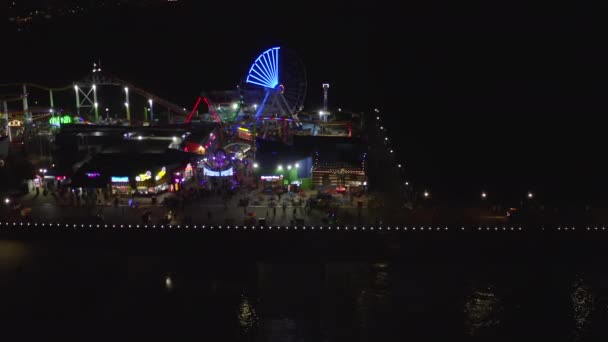 空気:サンタモニカ桟橋観覧車やカラフルな照明で夜, — ストック動画