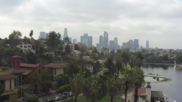 AERIAL: Echo Park richting centrum Los Angeles, Californië met palmbomen, bewolkt — Stockvideo