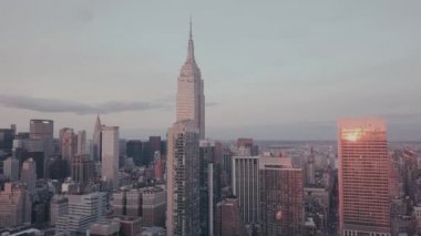 Mor Işık Altında Empire State Binası 'nın görüntüsü 
