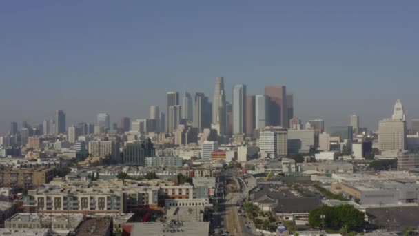 AERIAL: Towards Downtown Los Angeles with buildings and cars, traffic, Daylight — 图库视频影像