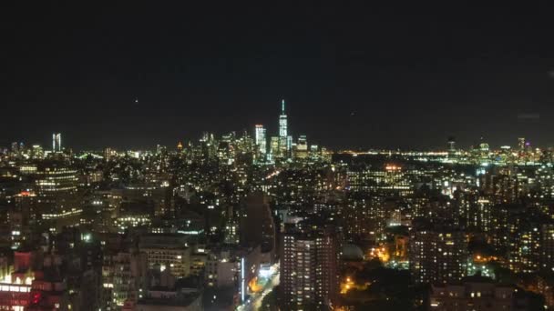 TIME LAPSE: Manhattan en la noche avisa a los aviones que pasan y las luces de la ciudad brillan — Vídeo de stock