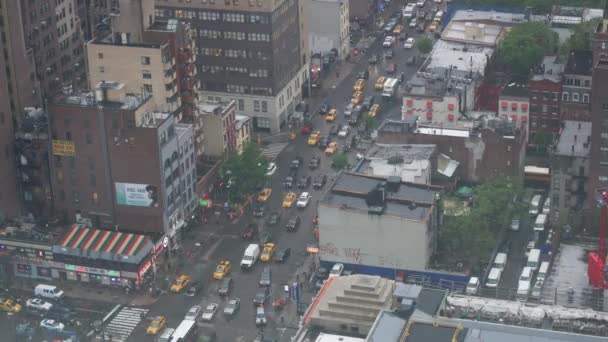 TIME LAPSE: Midtown Manhattan tráfico de coches ocupados con taxis naranjas — Vídeos de Stock