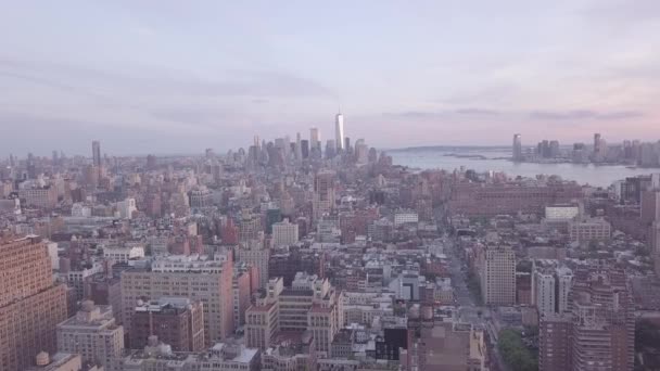 エリアル:美しいパープルサンセットライトでマンハッタンを見下ろす — ストック動画