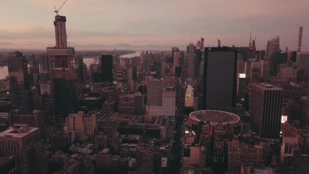 AERIAL: Manhattan, Nueva York con luz roja al atardecer — Vídeo de stock