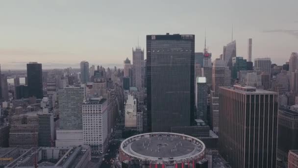 AERIAL: Flug im Morgengrauen über das Saples Center in Midtown Manhattan, New York City — Stockvideo