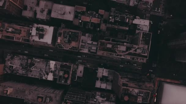 AERIAL: Vista aérea dos telhados do edifício do arranha-céu em Manhattan, Nova York, ao amanhecer após o pôr do sol — Vídeo de Stock