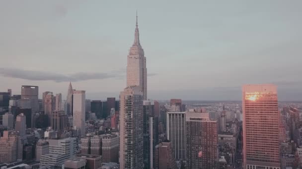 AERIAL: Zicht op Empire State Building bij dageraad in paars licht — Stockvideo