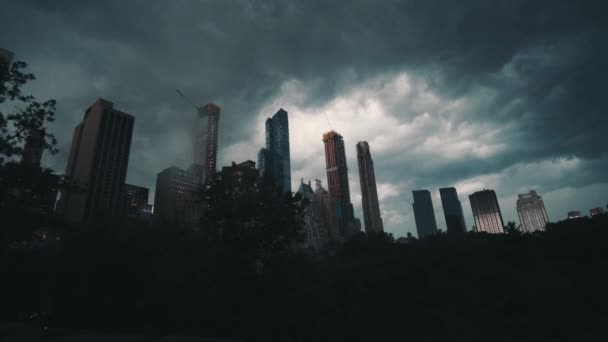 TIJDSTIP: Storm boven Central Park in Manhattan, New York City met dramatische wolken en regen — Stockvideo