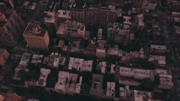 Γέρνει από τον ουρανοξύστη στις ταράτσες για να αποκαλύψει το Μανχάταν, το αστικό τοπίο της Νέας Υόρκης το χάραμα μετά το ηλιοβασίλεμα. — Αρχείο Βίντεο