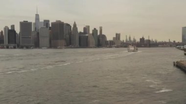 Bulutlu bir günde New York şehrinin siluetini gören Doğu Nehri üzerinde uçmak