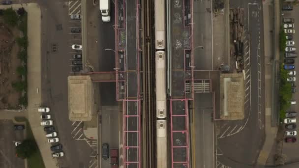 AERIAL: Birds View van brug met zwaar autoverkeer en metro trein, New York City — Stockvideo