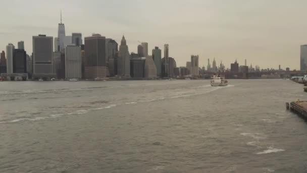 AEREO: Volare sull'East River con vista sullo skyline di New York in una giornata nuvolosa — Video Stock