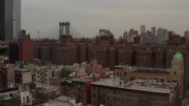 AERIAL: Vuelo bajo por Manhattan, calle Nueva York, Chinatown — Vídeos de Stock