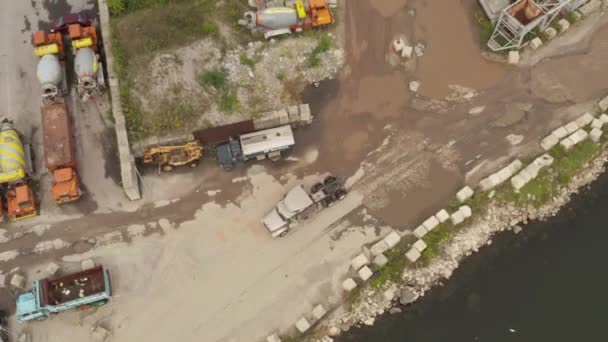 AERIAL: Seguindo caminhão de carga cinza nas docas do dia Nublado Cinza da cidade de Nova York — Vídeo de Stock