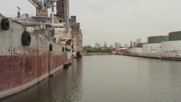 AERIAL：在多云的灰色天气下，关闭纽约市码头的旧货船和仓库 — 图库视频影像