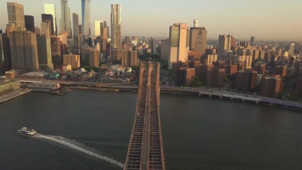 AERIAL: Flyg över Brooklyn Bridge med utsikt över Manhattan New York City Skyline vid solnedgången i vackra — Stockvideo