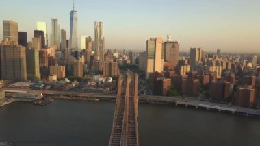 Brooklyn Köprüsü 'nün üzerinden Manhattan üzerinden New York Skyline' ın güzel günbatımında uçacağız. 