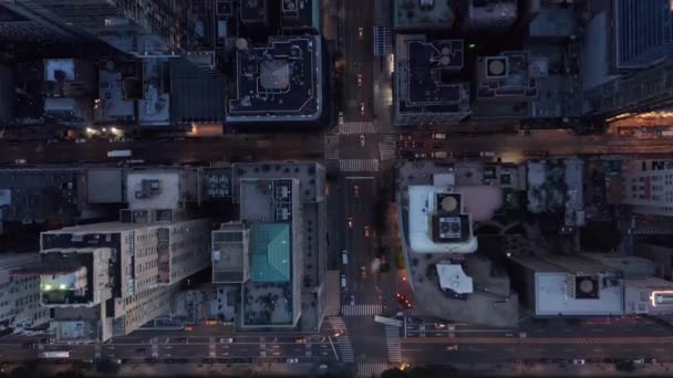AERIAL: Perspectiva de aves de la carretera de la ciudad de Nueva York en Manhattan con tráfico de autos y luces de la ciudad — Vídeo de stock