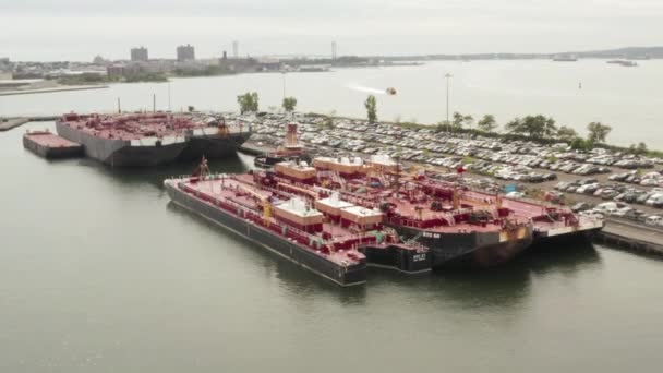 AERIAL: Industrial Cargo Boat Ship i NYC dockor på molnig dag — Stockvideo