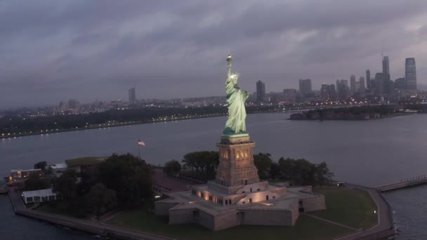 AERIAL: Krążąca Statua Wolności pięknie oświetlona wczesnym rankiem Nowy Jork — Wideo stockowe