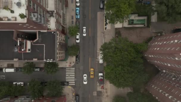 AERIAL: Birds View flight over typicall New York City Street with car traffic yellow taxi taxs, Manhattan — Vídeo de Stock