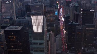 Arkasında Times Meydanı ve Şehir Işıkları parlayan New Manhattan Gökdeleni 'nin yakın görüntüsü. 