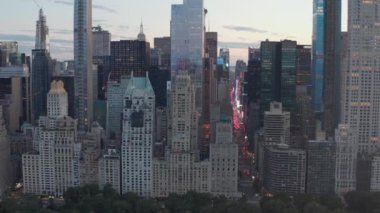 Manhattan Skyline Sunset 'te güzel şehir ışıkları New York' ta Central Park 'ta işlek cadde 