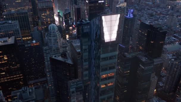 AERIAL: epic view of enourmus new Manhattan Skyscraper at Sunset with traffic lights — Stock Video