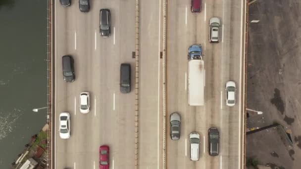 AERIAL: Birdseye Widok na autostradę z ruchliwym ruchem samochodowym w Szary dzień Nowy Jork — Wideo stockowe