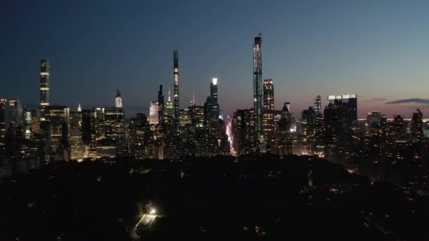 AERIAL: Zeitraffer-Überflug über New York City Central Park bei Nacht mit Skyline-Blick — Stockvideo