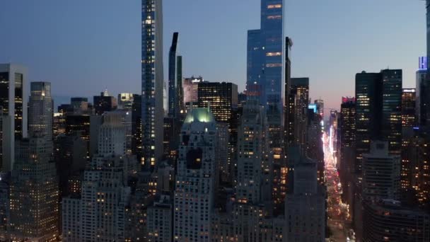 AERIAL: Manhattan Skyline w nocy z migającymi światłami w Nowym Jorku w Central Parku — Wideo stockowe