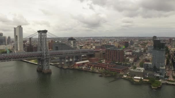 AERIAL: Πτήση πάνω Williamsburg Bridge Μπρούκλιν πλευρά με κυκλοφορία αυτοκινήτων και δρόμους σε συννεφιασμένη ημέρα — Αρχείο Βίντεο