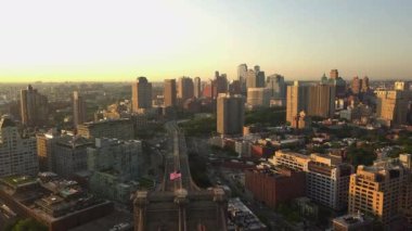 Brooklyn Köprüsü üzerinden Sunrise, Sunset 'te Amerikan bayrağıyla Brooklyn' e doğru uçuş. 