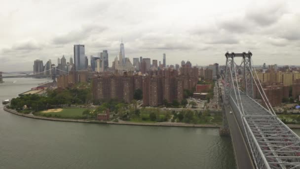 Repülés a Williamsburg Bridge Manhattan felett a New York City Skyline-nal felhős napokon — Stock videók