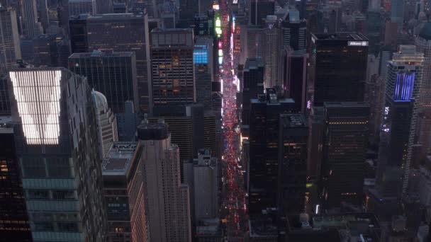 Arkasında Times Meydanı ve Şehir Işıkları parlayan New Manhattan Gökdeleni 'nin yakın görüntüsü. — Stok video