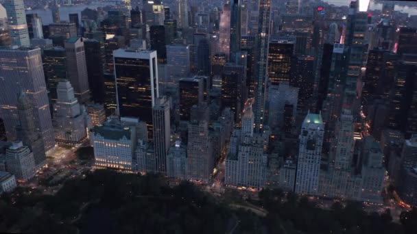 AERIAL: vista épica del nuevo rascacielos de Manhattan al atardecer con semáforos — Vídeo de stock