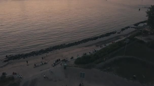 空気:美しい夜明けの日没オレンジライトでマンハッタンニューヨーク市スカイラインを示す川の波を食べる上で遅い傾き — ストック動画